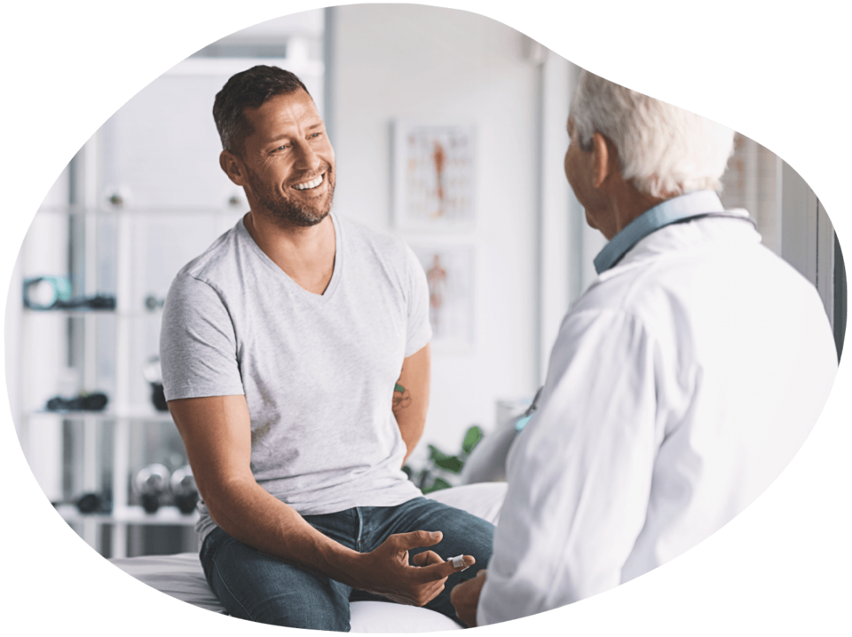 Beratungsgespräch zwischen einem Mann und einem Arzt. 