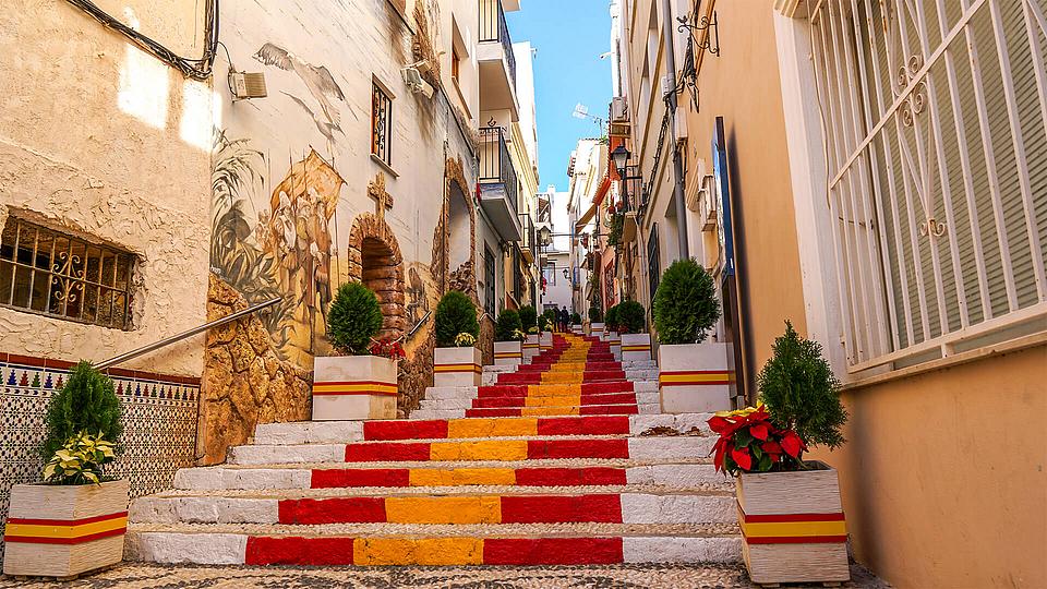 Treppe mit Spanienflagge in Urlaubsregion Treppe mit Spanienflagge in Urlaubsregion
