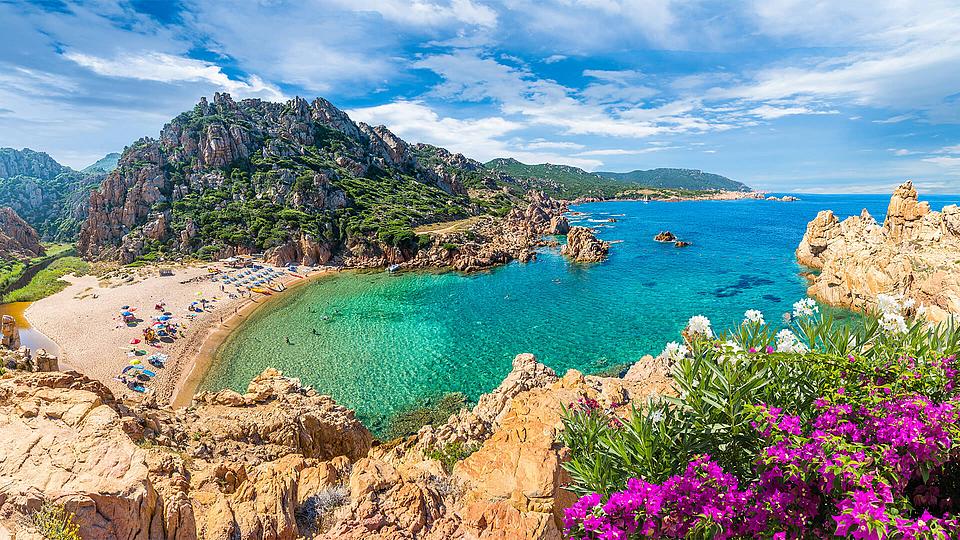 Küste von Italien mit Meer und Strand