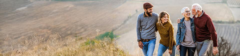 Glückliche Familie in der Natur