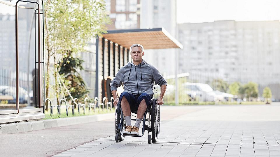 Mann im Rollstuhl