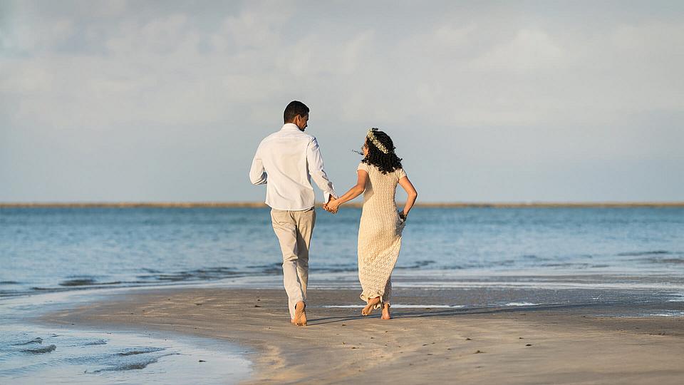 Paar geht Hand in Hand am Strand