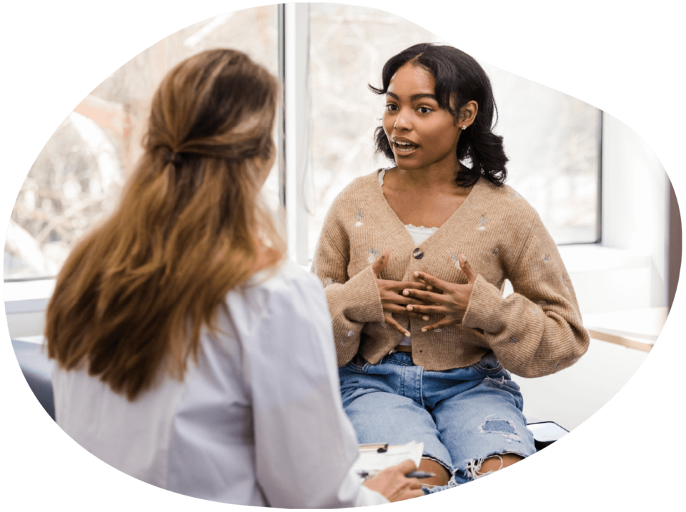 Beratungsgespräch zwischen einer Patientin und einer Ärztin.