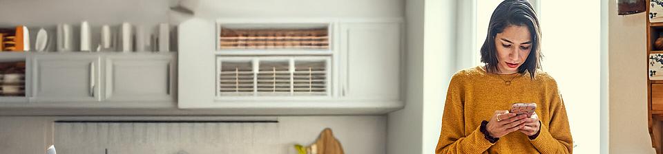 Eine Frau schaut in ihr Smartphone. 