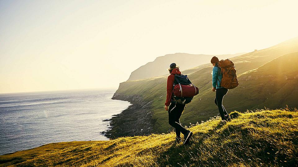 Zwei Backpacker am Meer