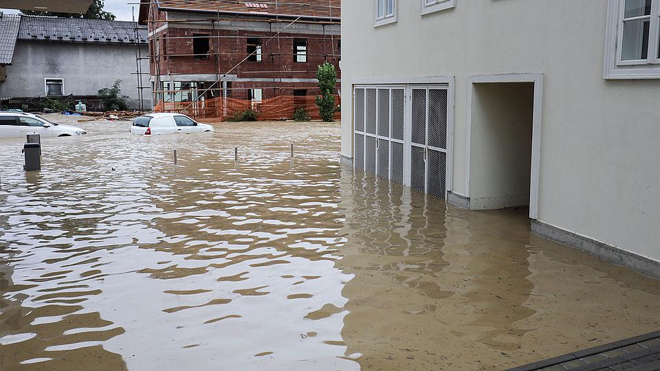 In mehrere Häuser eintretendes Hochwasser In mehrere Häuser eintretendes Hochwasser