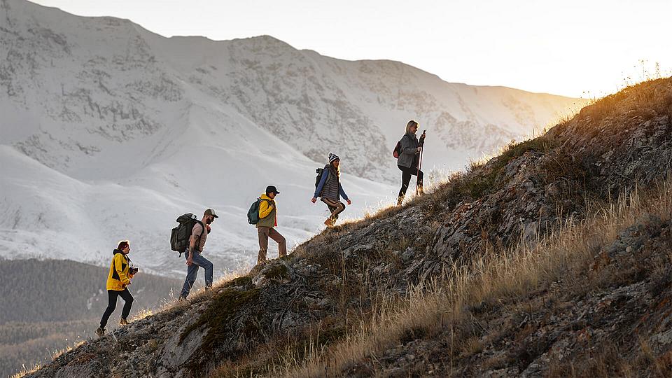 Gruppe wandert bergauf Gruppe wandert bergauf