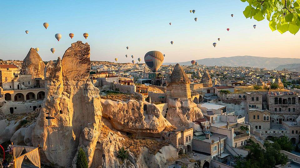 Heißluftballons über Felsen in Kappadokien Heißluftballons über Felsen in Kappadokien