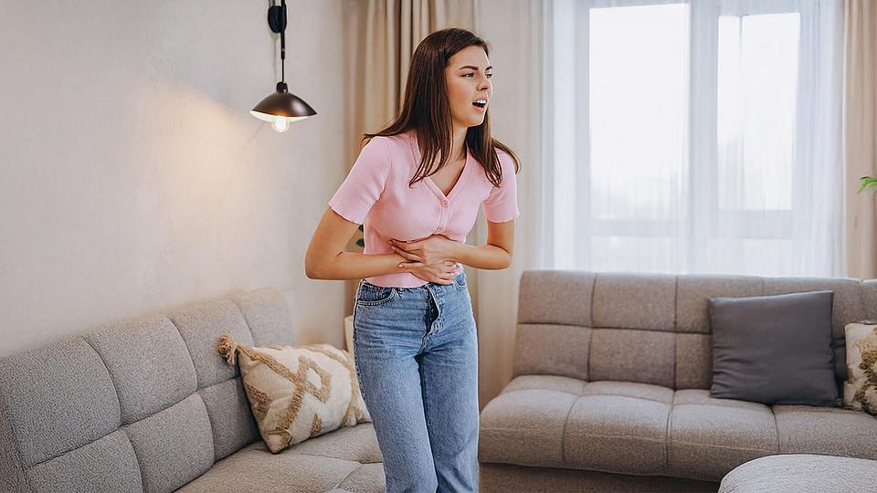 Junge Frau mit Bauchspeicheldrüsenentzündung