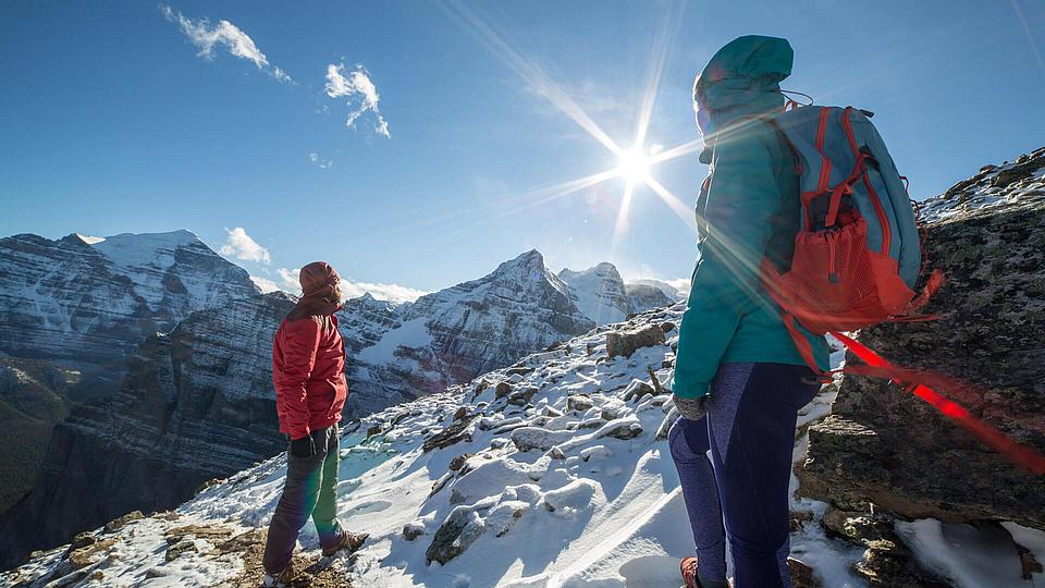 Bergsteiger blicken auf Gipfel Bergsteiger blicken auf Gipfel