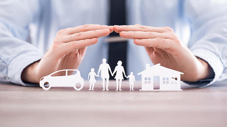 Papierfiguren, die den Schutz der Familie präsentieren. 