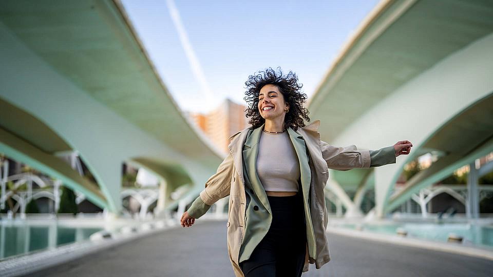 Fröhliche Frau springt in die Luft