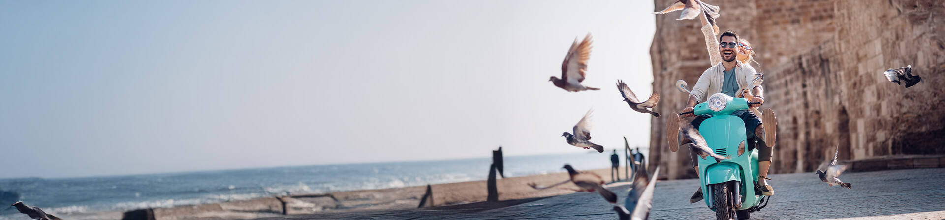 Junges Paar auf Roller Junges Paar auf Roller