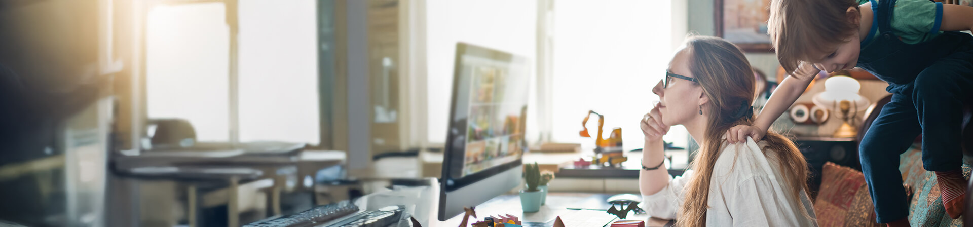 Frau sitzt am Computer Frau sitzt am Computer