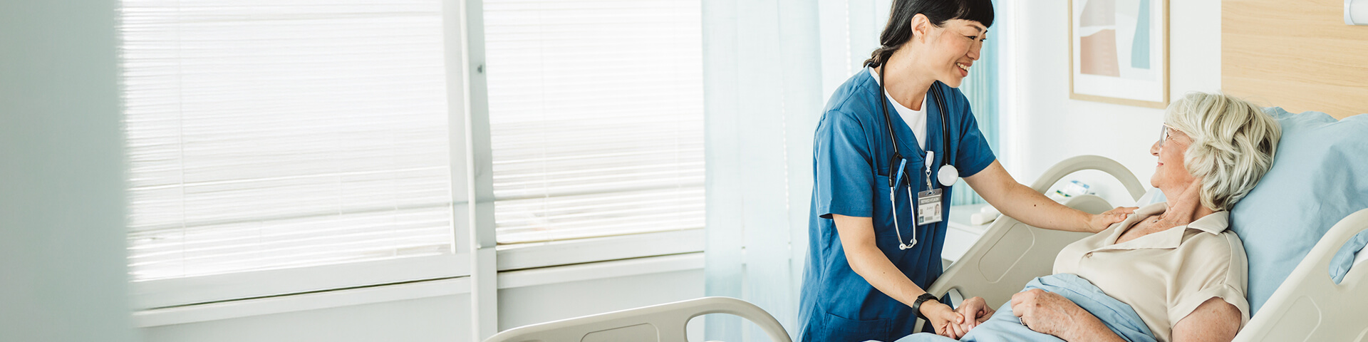 Patientin wird die Hand gehalten von einer Ärztin Patientin wird die Hand gehalten von einer Ärztin