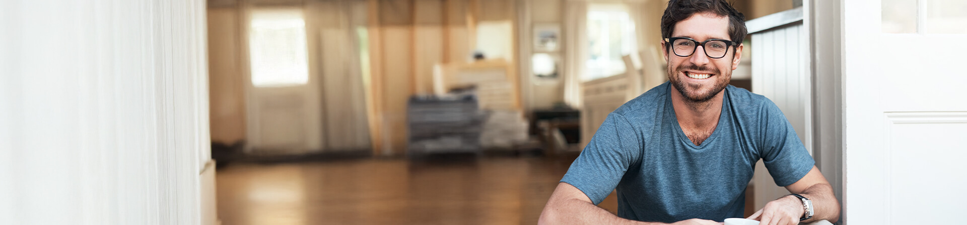 Lächelnder Mann mit Brille Lächelnder Mann mit Brille