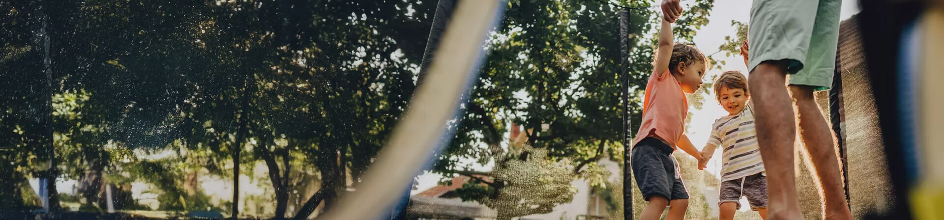 Familie auf Trampolin Familie auf Trampolin