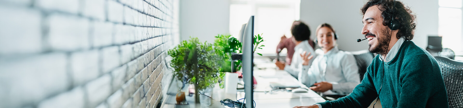 Freundlicher Mann am Telefon Freundlicher Mann am Telefon