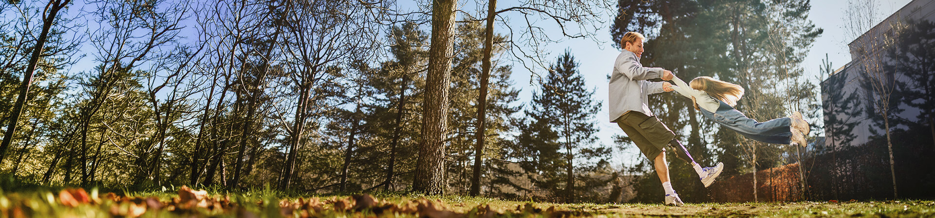 Mann schleudert Kind in der Luft Mann schleudert Kind in der Luft