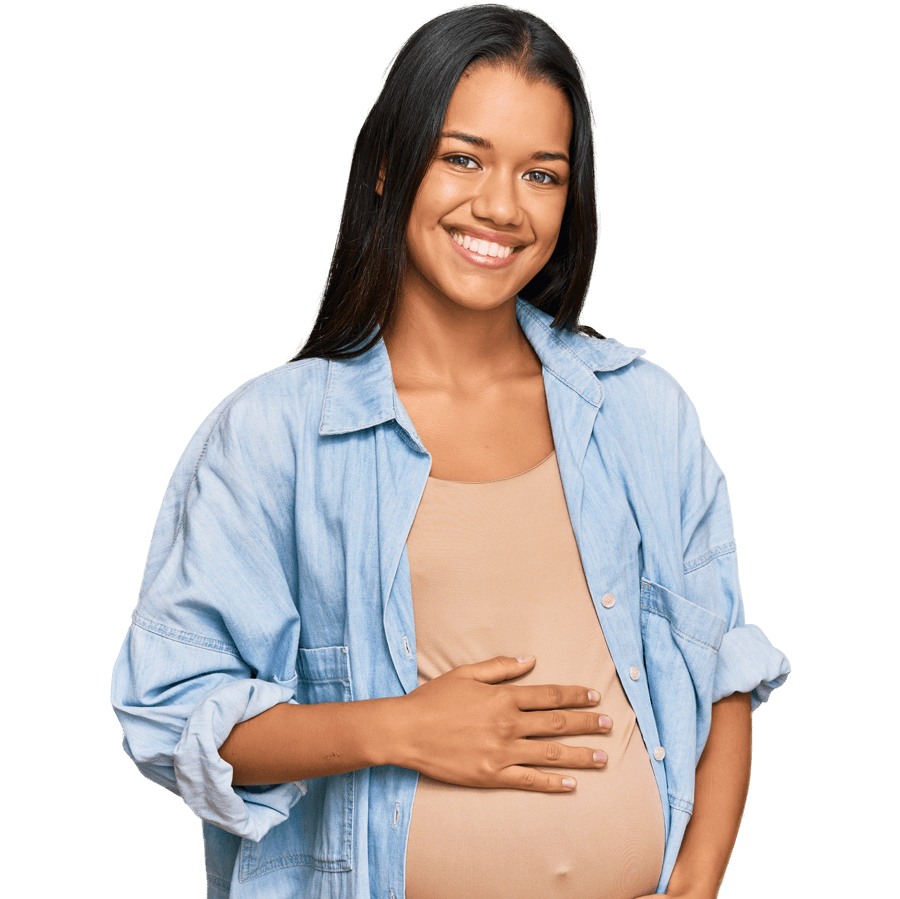 Eine schwangere Frau lächelt in die Kamera. 