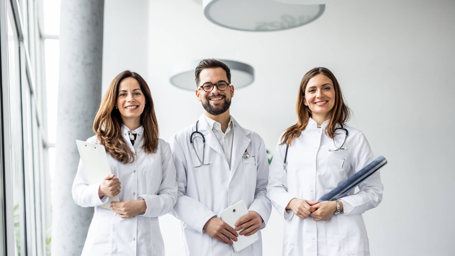 Lächelnde junge Ärzte im Krankenhaus