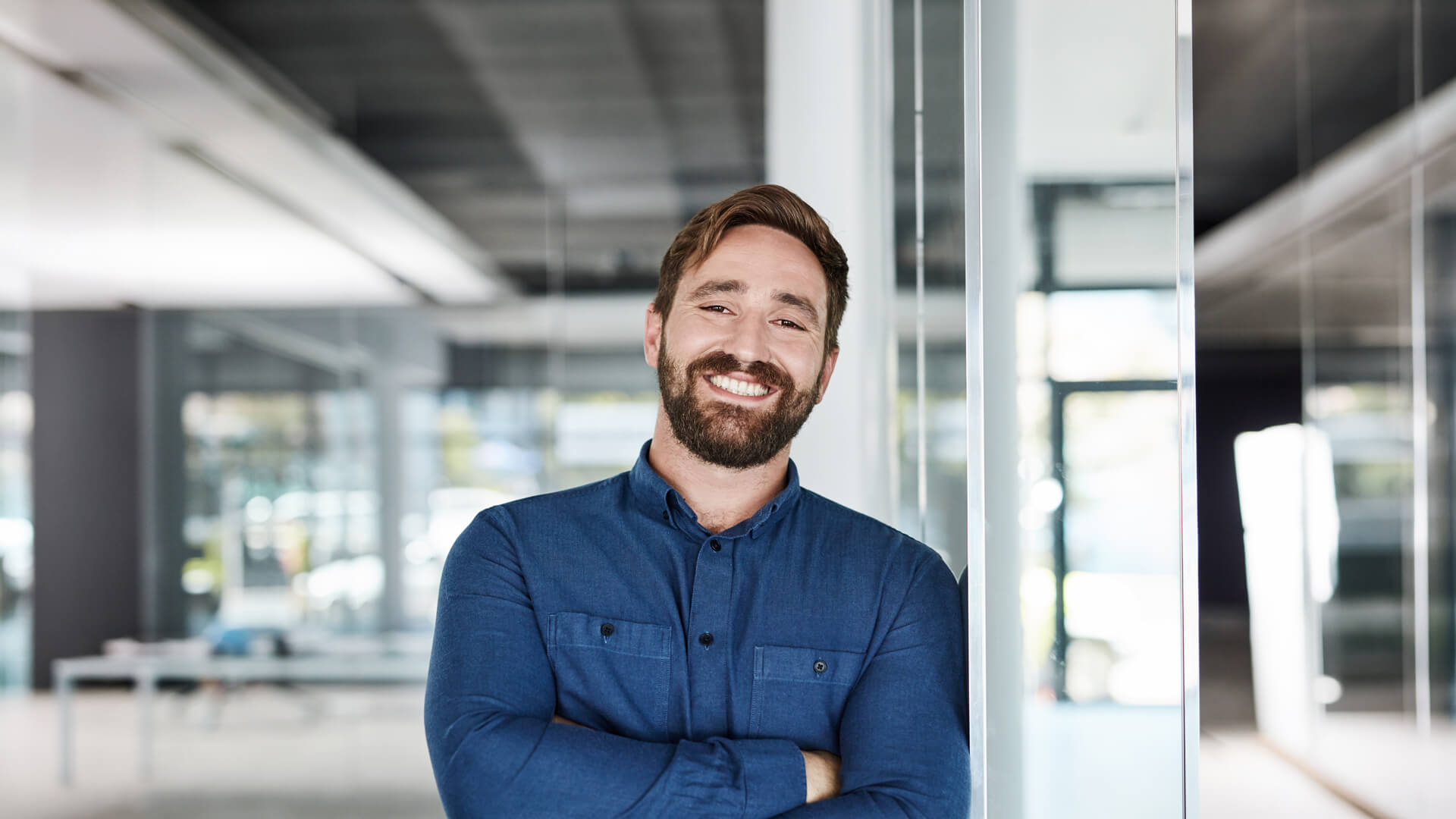 Lächelnder junger Mann im Büro
