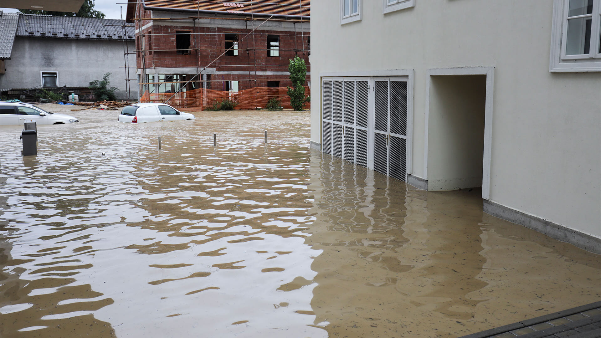 In mehrere Häuser eintretendes Hochwasser