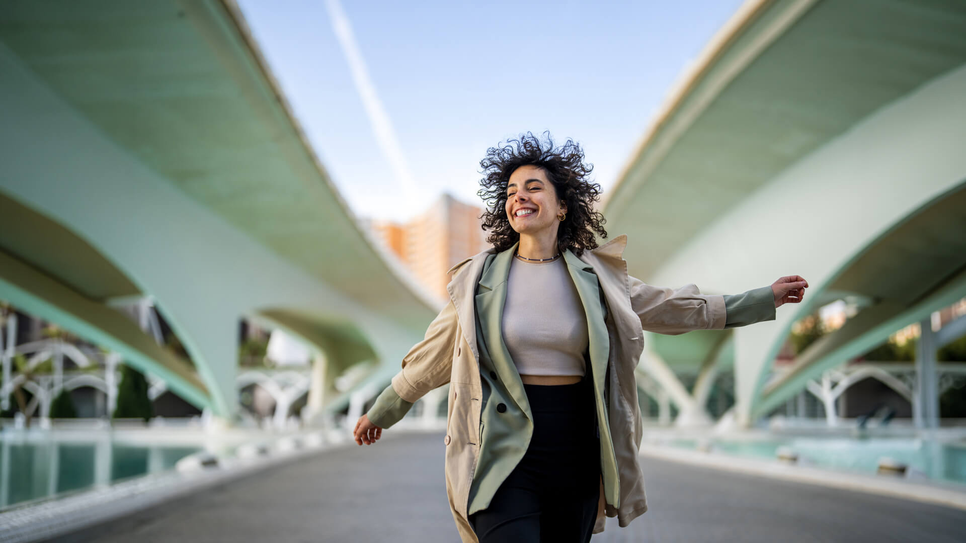 Fröhliche Frau springt in die Luft