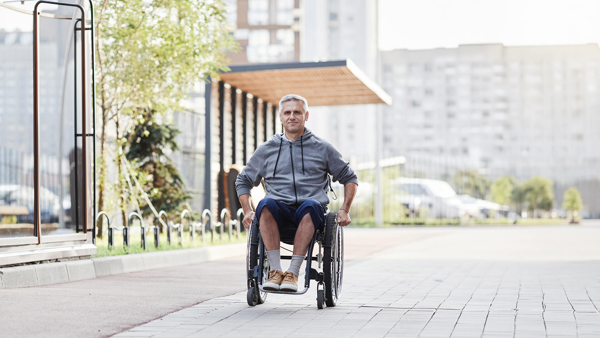 Mann im Rollstuhl