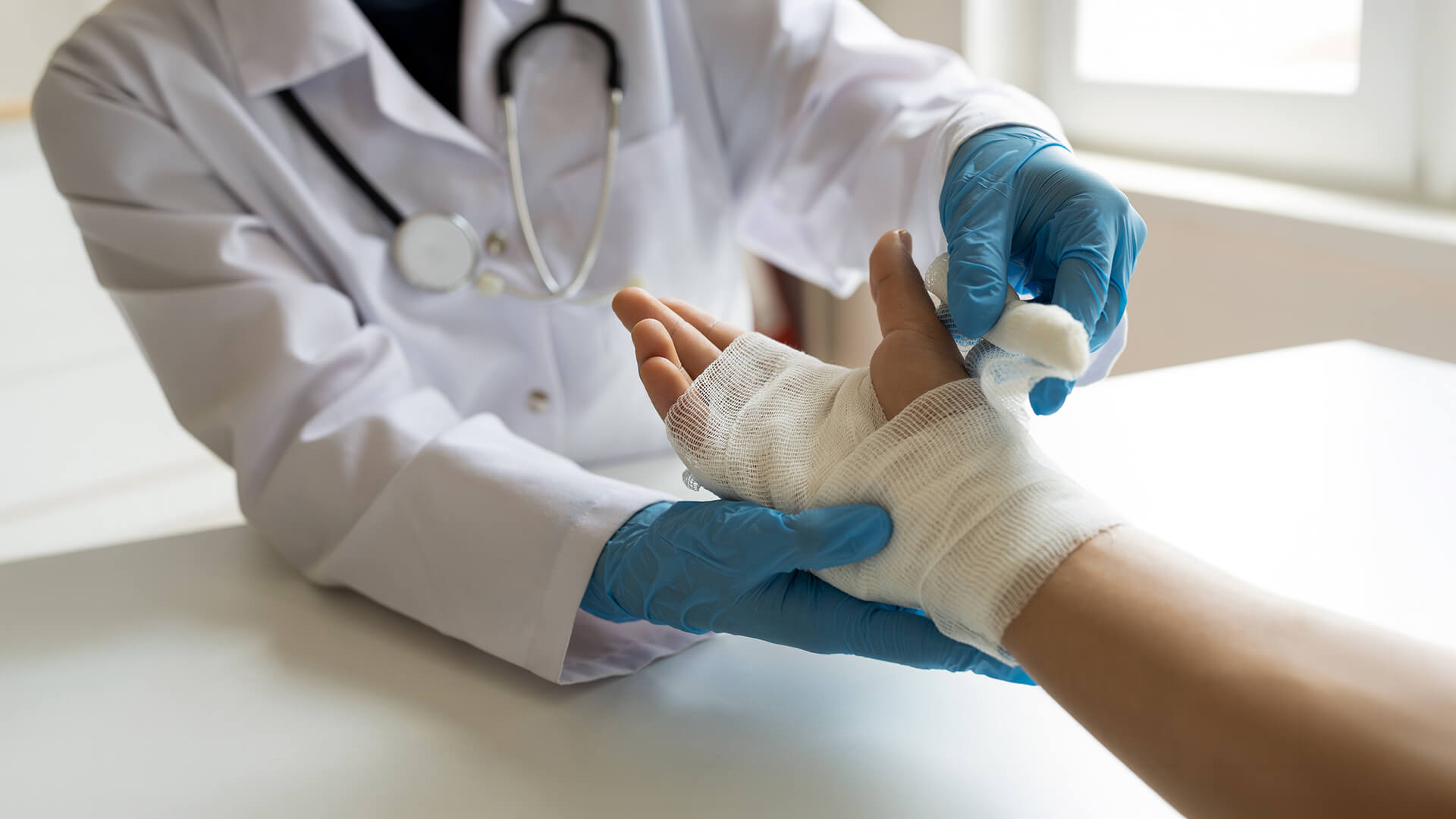 Hand wird von Arzt verbunden