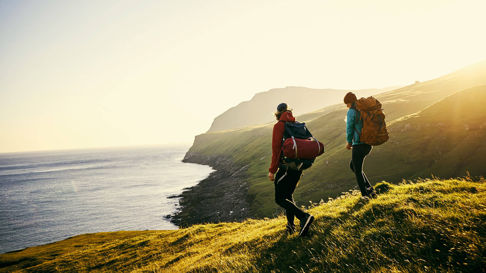 Zwei Backpacker am Meer