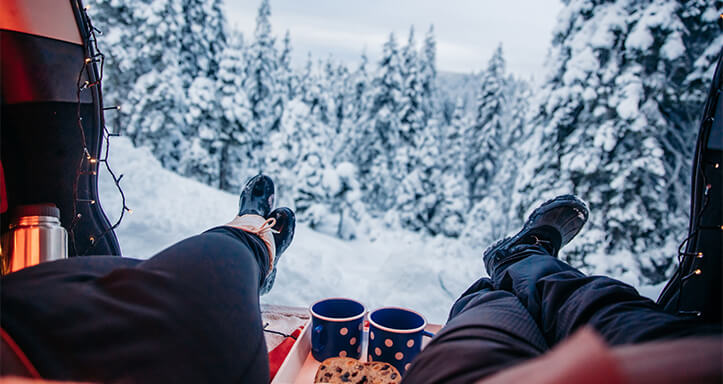 Pärchen beim Camping im Schnee