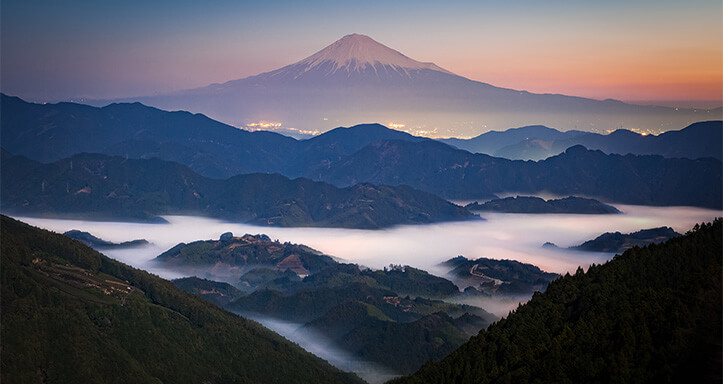 Japanische Berglandschaft mit dem Fuji Japanische Berglandschaft mit dem Fuji