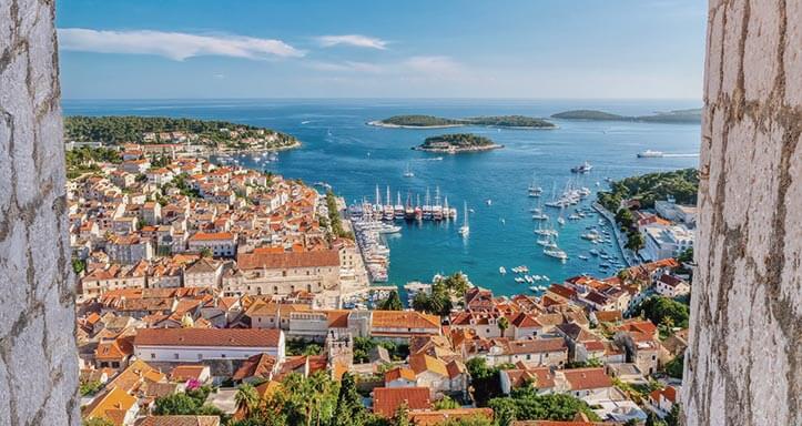 Blick auf die Stadt und Bucht von Hvar Blick auf die Stadt und Bucht von Hvar