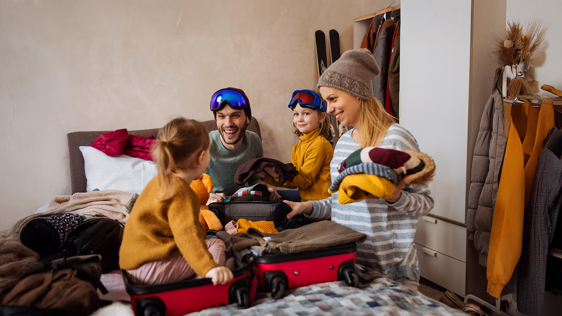 Familie packt für Skiurlaub