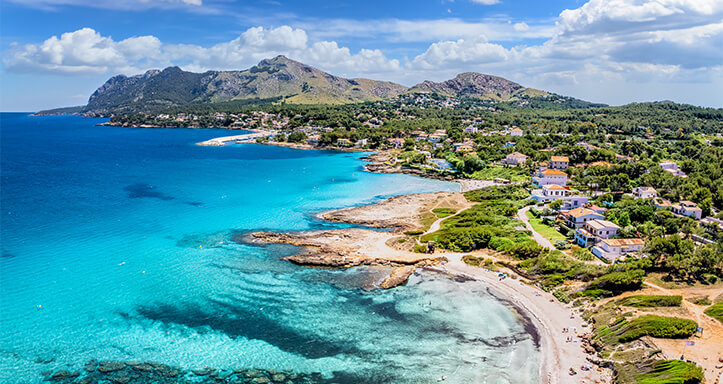 Luftaufnahme eines Strands auf Mallorca Luftaufnahme eines Strands auf Mallorca