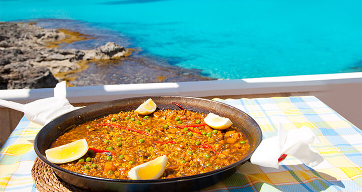 Paella auf einem Tisch vor Spaniens Küste Paella auf einem Tisch vor Spaniens Küste