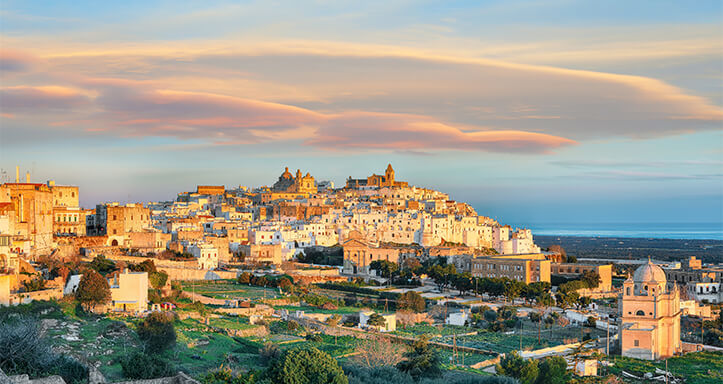 Stadt mit weißen Häusern in Apulien