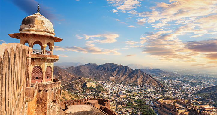 Blick auf indische Stadt vom historischen Gebäude
