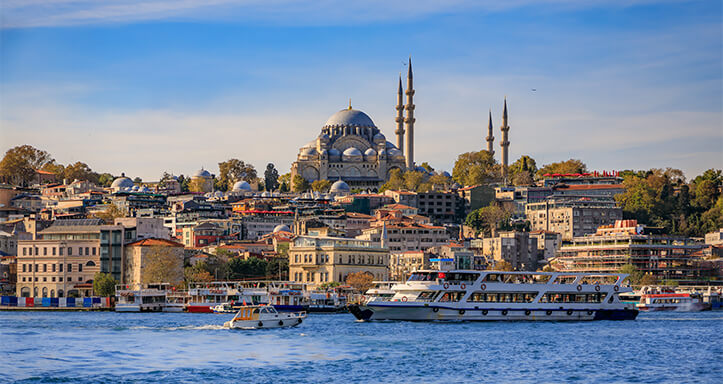 Blick auf Hagia Sophia vom Bosporus in Istanbul