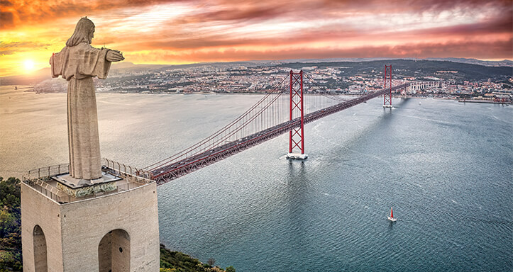 Blick auf Lissabon von Christusstatue und Brücke des 25. April