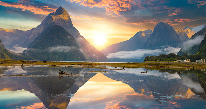 Berge und See in Neuseeland bei Sonnenaufgang