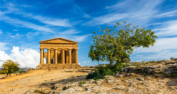 Alte Tempelanlage und Zitronenbaum auf Sizilien