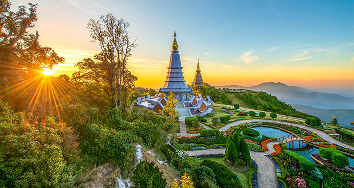 Thailändsiche Tempel bei Sonnenaufgang