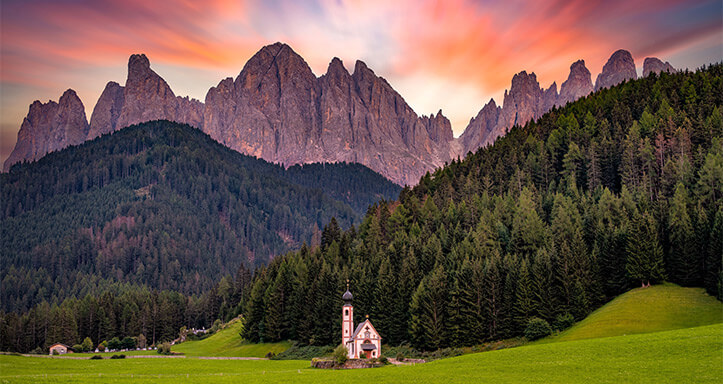 Bergpanorama in Südtirol mit kleiner Kirche