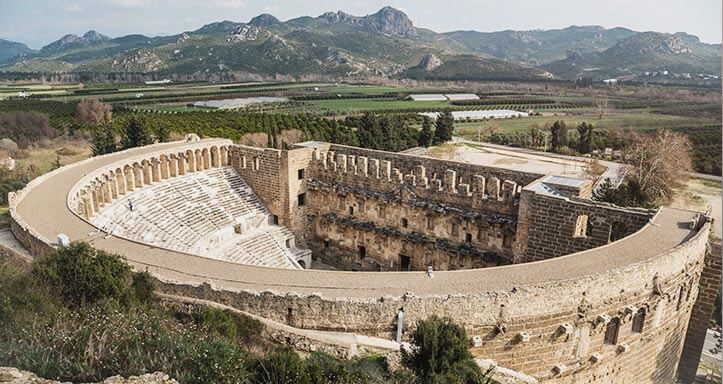 Blick auf das antike Theatergebäude in der Stätte von Aspendos Blick auf das antike Theatergebäude in der Stätte von Aspendos
