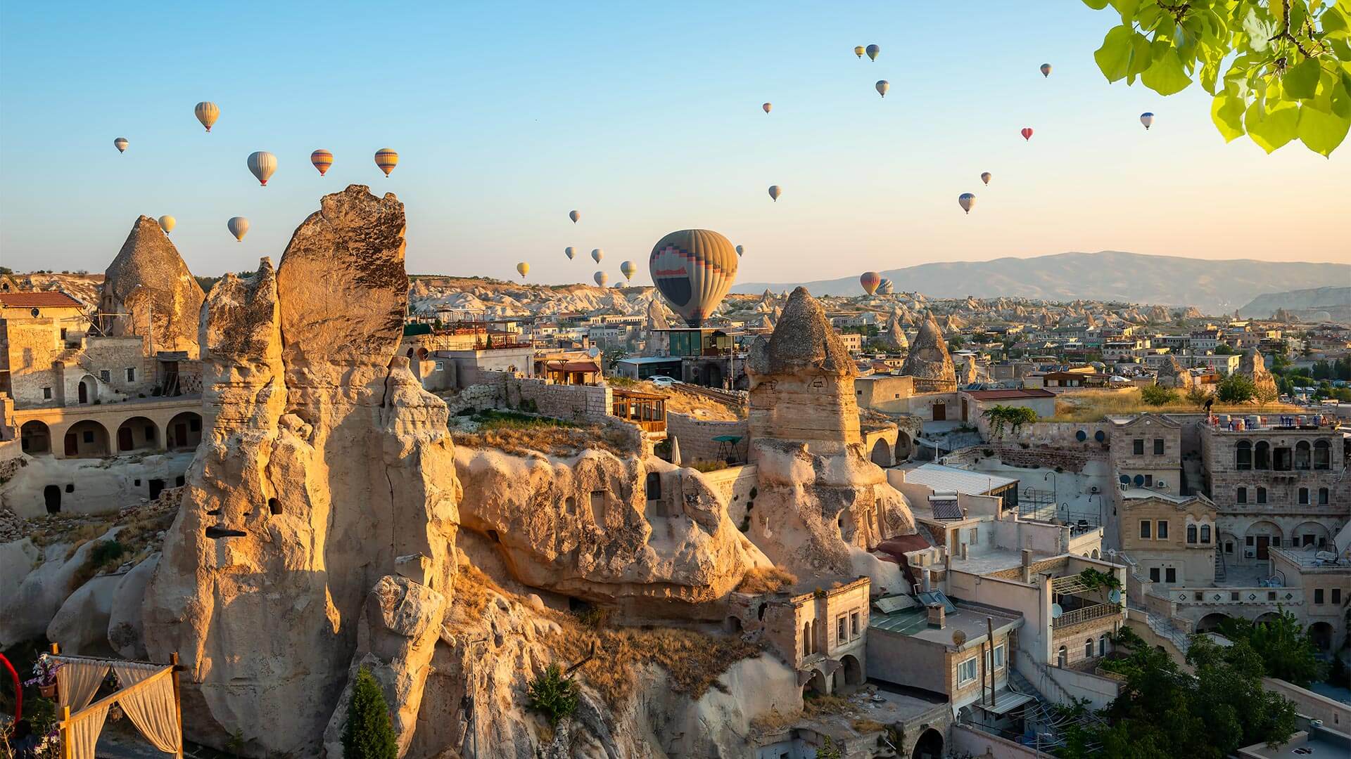 Heißluftballons über Felsen in Kappadokien