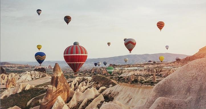 Kappadokische Felsenlandschaft mit Heißluftballons Kappadokische Felsenlandschaft mit Heißluftballons