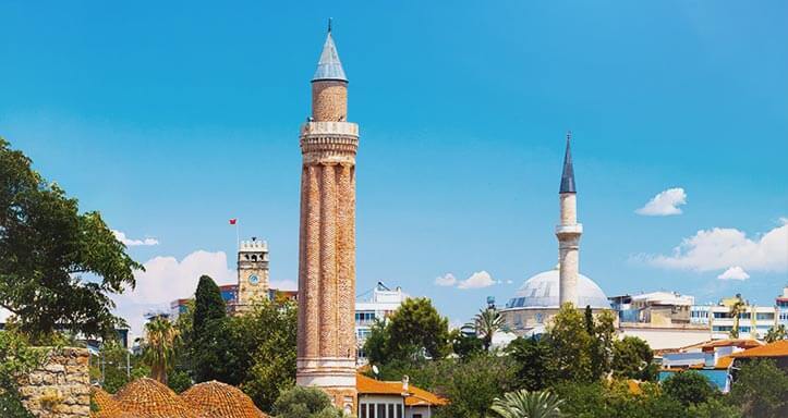 Blick auf den Uhrturm in der Altstadt von Antalya Blick auf den Uhrturm in der Altstadt von Antalya