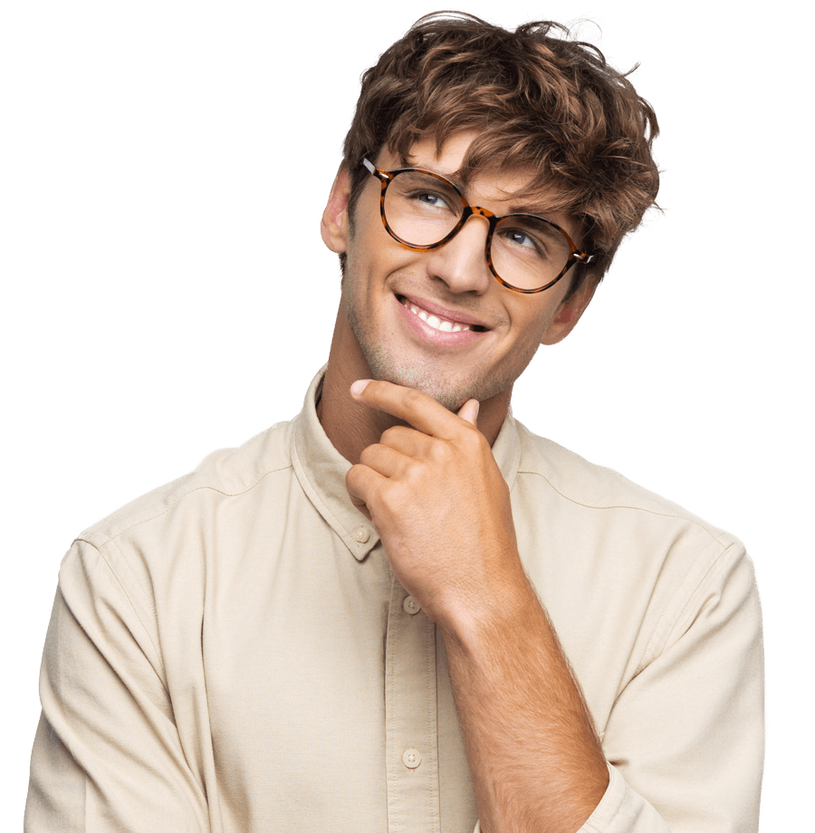 Mann mit Brille lächelt in die Kamera.